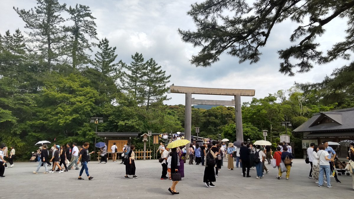 ray0bell's tweet photo. 旅行記①-25.6/7-6/13
次の旅も目前なので、忘れないうちに去年の旅行まとめ。
Day1 新大阪から近鉄でお伊勢参り。wizさんと合流して、伊勢うどん@いそべや さん！　太い面に醤油ベースの真っ黒なつゆ。真っ黒だけど意外にもあっさりしてて驚き。お腹も満たして外宮へ！　思った通り人が多い！ https://t.co/BN6jPEZGUs