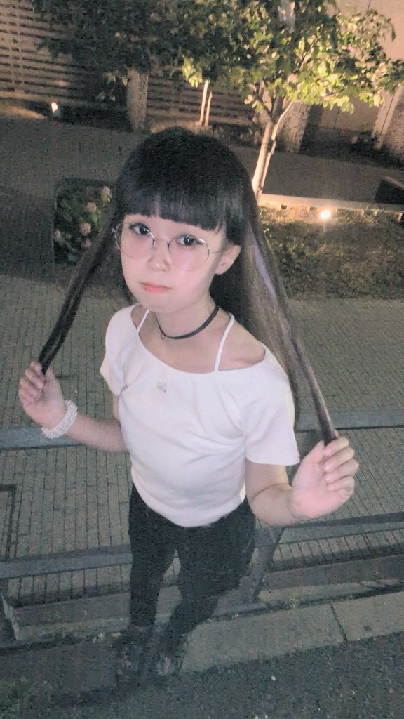 rice_dance's tweet photo. ショップのお姉さんの｢大丈夫です‼️いけます‼️履けます‼️｣という応援のもと、無事ピッタピタのデニムを履くことが出来ましたことをご報告いたします。応援ありがとうございました。 https://t.co/cp60L6OP9F
