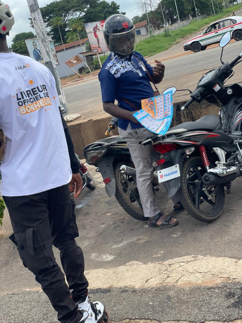 JumiaCI's tweet photo. Sur le terrain, rien ne les arrête ! Pour le #JumiaAnniversaire, nos Jforceurs passent à la vitesse supérieure en Côte d'Ivoire.
Leur mission ? Aller dans les zones les plus reculées pour permettre à tous de commander et profiter des meilleures offres !
#Jforce #JumiaCI https://t.co/IFMe2tVES4