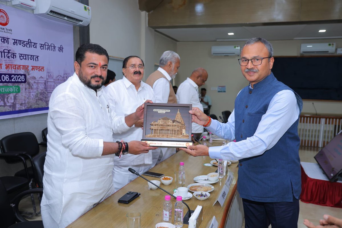 rajeshchudasma's tweet photo. આજે રાજકોટ ખાતે પશ્ચિમ રેલવે દ્વારા આયોજિત માનનીય સાંસદગણની મંડળીય સમિતિની બેઠક યોજાઈ હતી.
આ બેઠકમાં રેલવે કનેક્ટિવિટીના પ્રશ્નો, રેલવે સ્ટેશનોના આધુનિકીકરણ, નવી ટ્રેનોની મંજૂરી અને મુસાફરોની સુવિધામાં વધારો કરવા અંગે વિસ્તૃત ચર્ચા-વિચારણા કરવામાં આવી. https://t.co/RrsJUby1un
