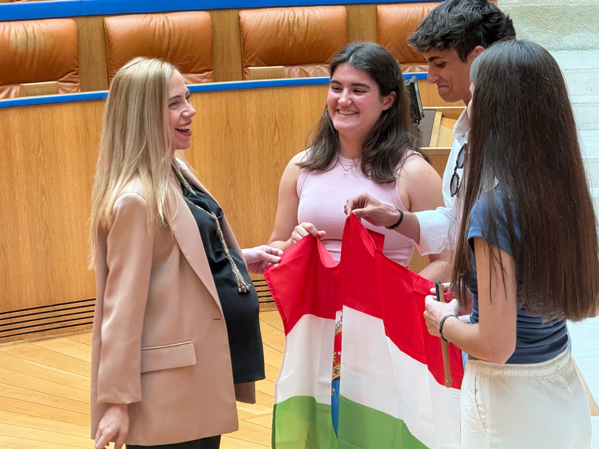 ParlamentoRioja's tweet photo. La presidenta del Parlamento de La Rioja, Marta Fernández Cornago, ha recibido en la Cámara regional a los jóvenes riojanos seleccionados para participar en la Ruta Quetzal 2026, declarada de interés universal por la UNESCO: Jimena Marauri Gato, Pedro Sánchez Ortega y Emma Herce González.