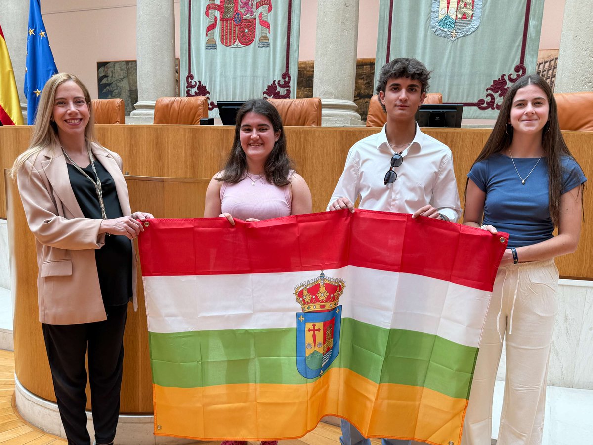 ParlamentoRioja's tweet photo. La presidenta del Parlamento de La Rioja, Marta Fernández Cornago, ha recibido en la Cámara regional a los jóvenes riojanos seleccionados para participar en la Ruta Quetzal 2026, declarada de interés universal por la UNESCO: Jimena Marauri Gato, Pedro Sánchez Ortega y Emma Herce González.