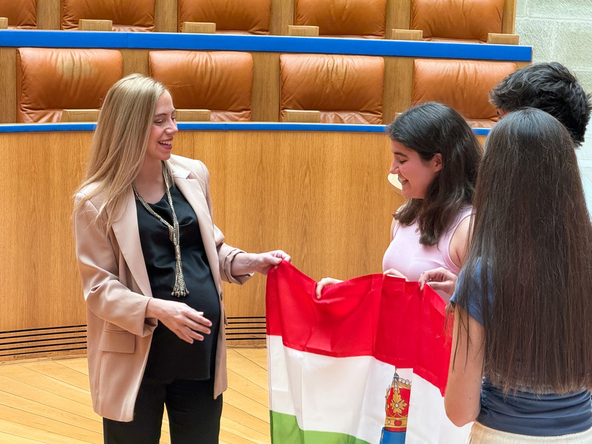 ParlamentoRioja's tweet photo. La presidenta del Parlamento de La Rioja, Marta Fernández Cornago, ha recibido en la Cámara regional a los jóvenes riojanos seleccionados para participar en la Ruta Quetzal 2026, declarada de interés universal por la UNESCO: Jimena Marauri Gato, Pedro Sánchez Ortega y Emma Herce González.