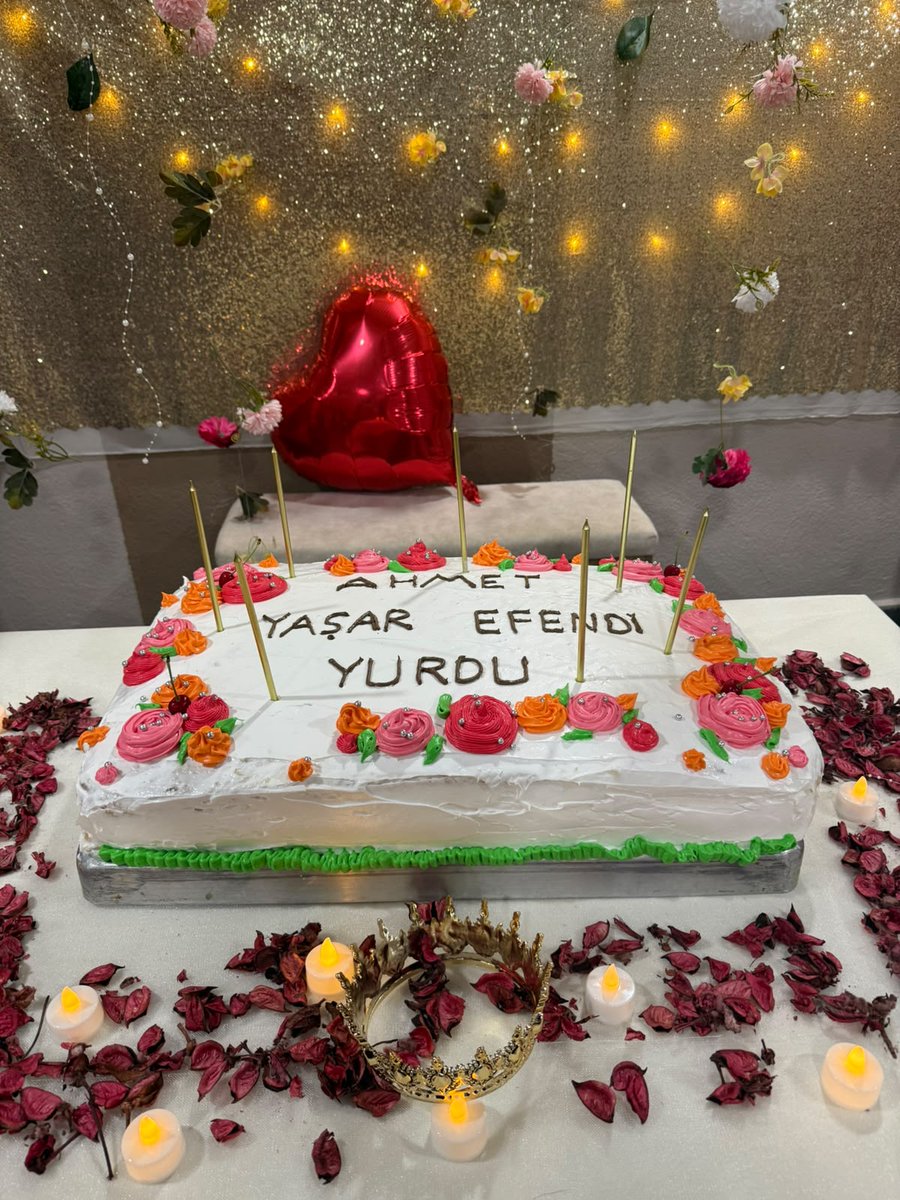 TrabzonKYGM's tweet photo. 🎓Ahmet Yaşar Efendi Yurdu’nda yıl sonu coşkusu yaşandı!

Öğrencilerimiz bu özel günü neşe ve güzel anılarla taçlandırdı. Mezun olan öğrencilerimizi tebrik ediyor, başarılar diliyoruz. 🌸🎉 https://t.co/bLSSmUBQXG