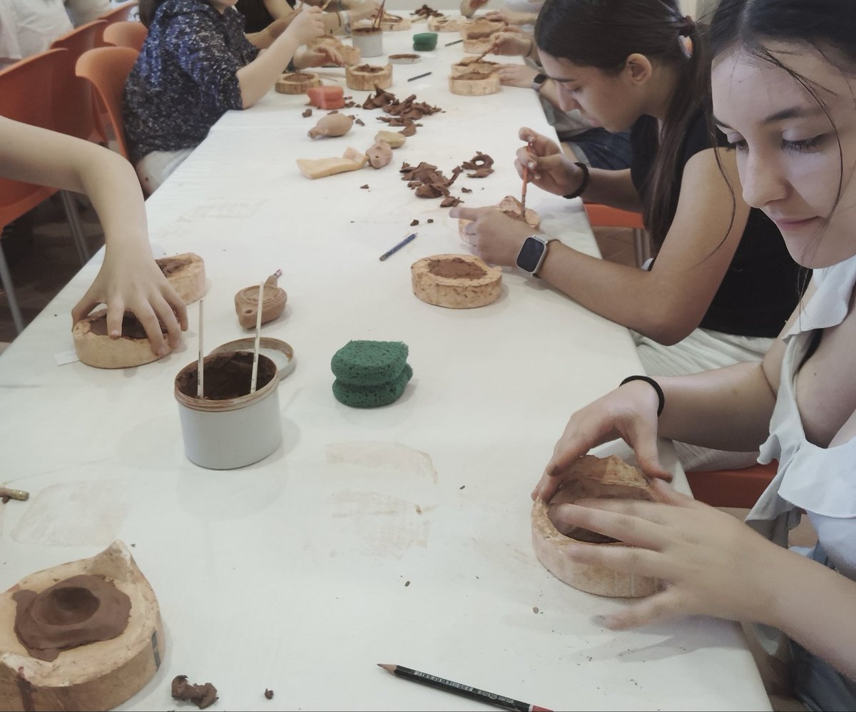 irene_adler123's tweet photo. Esta mañana hemos repartido al alumnado de Segundo de la ESO del @IesPinarOficial las lucernas que realizaron durante su visita cultural a la Villa Romana de Almenara - Puras organizada por el Departamento de Cultura Clásica. @educacyl https://t.co/vr6LdhIslu