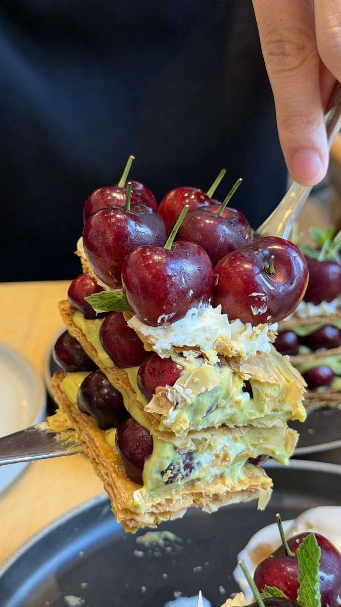 GourmetSCRAP's tweet photo. 【📍FRUIT 本町】
夏のスイーツといえばメロンや桃、マンゴーが真っ先に出てくると思いますが忘れちゃいけないチェリー。ここではチェリーたっぷりのミルフィーユを食べられます。ざくざくミルフィーユの中にはたっぷりのピスタチオクリーム。ちょっと高いけどたまのご褒美に是非どうぞ。 https://t.co/HVI4D5mpRS