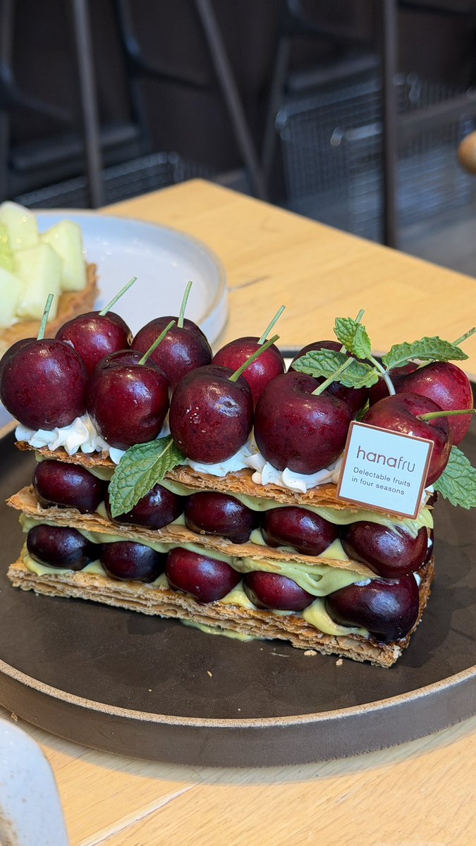 GourmetSCRAP's tweet photo. 【📍FRUIT 本町】
夏のスイーツといえばメロンや桃、マンゴーが真っ先に出てくると思いますが忘れちゃいけないチェリー。ここではチェリーたっぷりのミルフィーユを食べられます。ざくざくミルフィーユの中にはたっぷりのピスタチオクリーム。ちょっと高いけどたまのご褒美に是非どうぞ。 https://t.co/HVI4D5mpRS