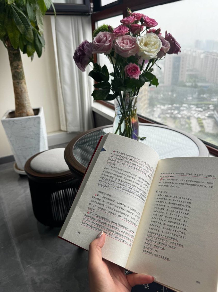 Kalefceqwer's tweet photo. 読書は心の旅なんだよ📚✨。文字の世界でいろんな考え方に出会って、違う景色を感じられるの。毎日��暮らしに、本を優しい相棒として迎えようね💕。 https://t.co/5BHDBaLClj