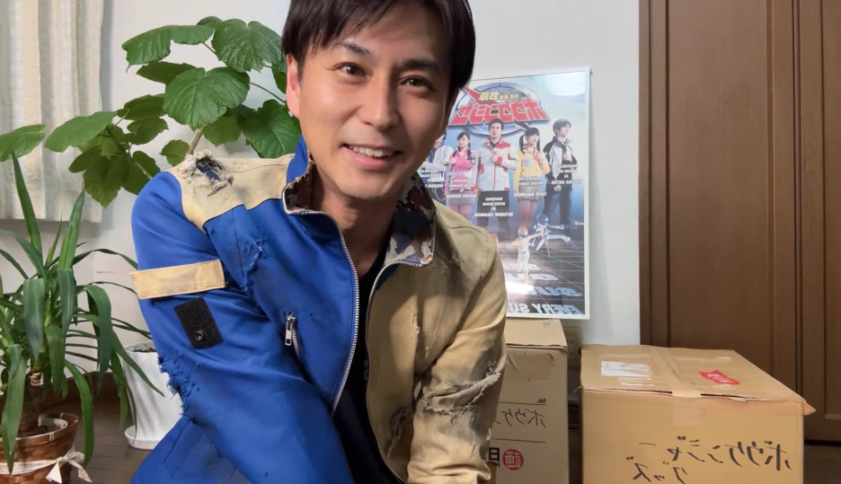 phpb623's tweet photo. ボウケンブルーもスーツでサプライズしてよ
けどダメージジャケットは👍 https://t.co/KbC9XoHLOU