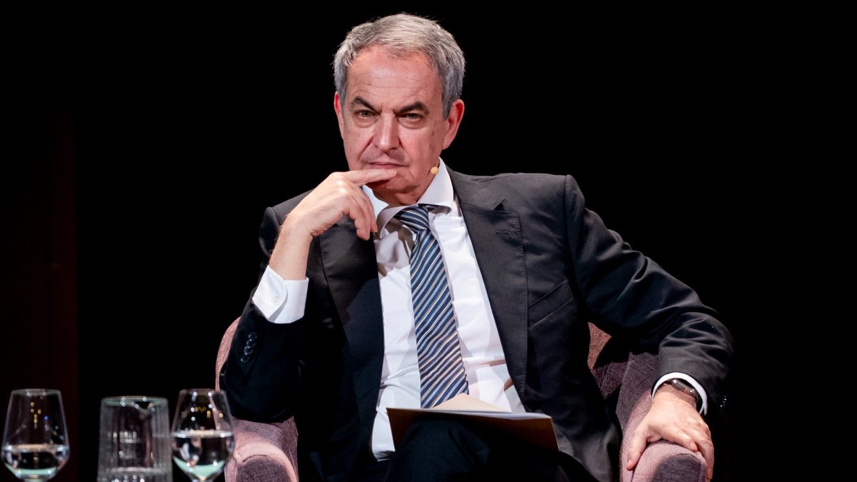 PanAmPost_es's tweet photo. 🇪🇸 | El juez que lleva el caso acordó este viernes ampliar la investigación al expresidente del Gobierno español José Luis Rodríguez Zapatero a un posible delito fiscal y de presunto contrabando por las joyas halladas en el registro a su oficina, de origen aún no justificado y con un valor preliminar de 1.323.915 euros.