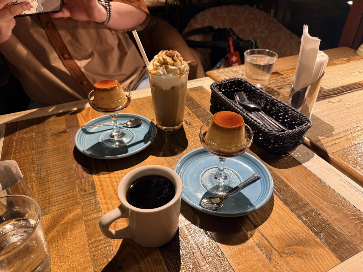fooltocry0529_'s tweet photo. デザートにプリン🍮とハウスブレンドコーヒー��️ 友達はプリン🍮とキャラメルマキアート！ https://t.co/r2fKAJPZ29