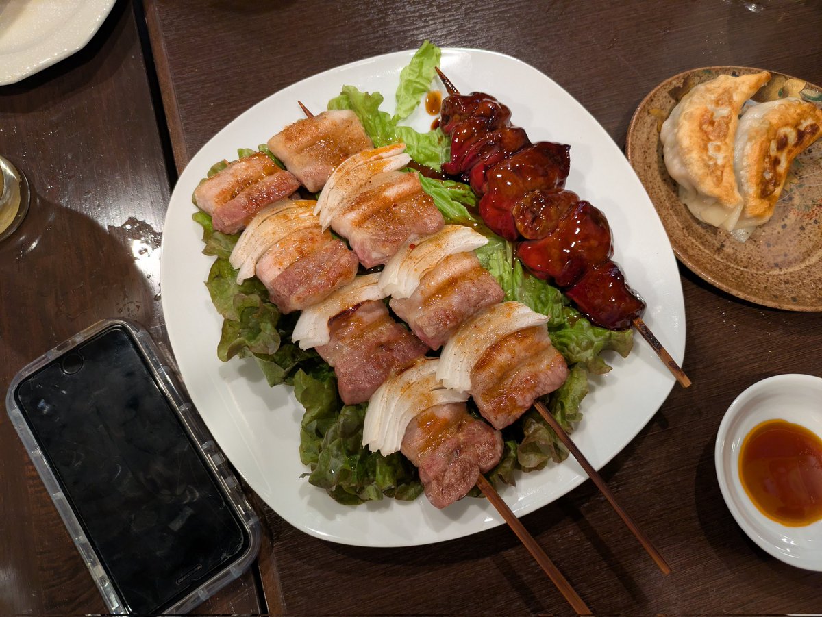 sab_jinger's tweet photo. 想像の３倍大きい豚バラ串と白レバー
500円硬貨じゃ伝わりづらいかな
スマホよりでかくて梅酒吹くw https://t.co/jnuERglAOc