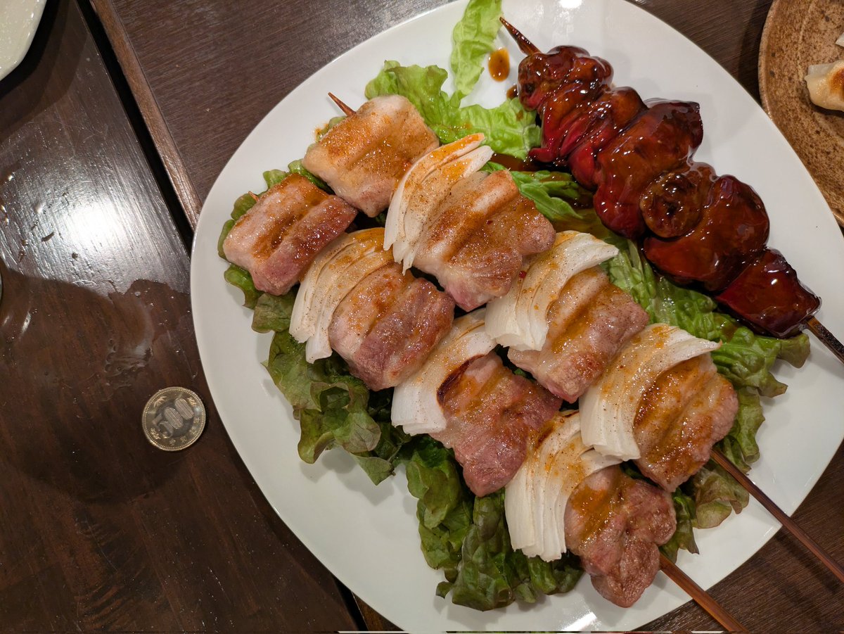 sab_jinger's tweet photo. 想像の３倍大きい豚バラ串と白レバー
500円硬貨じゃ伝わりづらいかな
スマホよりでかくて梅酒吹くw https://t.co/jnuERglAOc