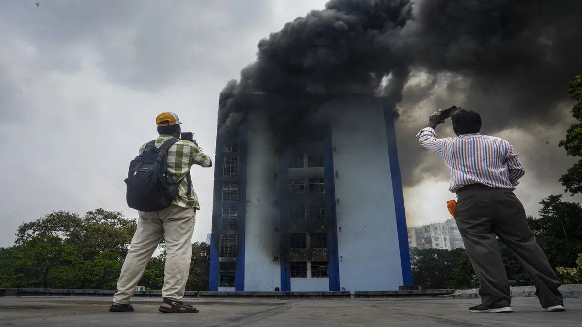 KapadiaCP's tweet photo. 4000 EVM used in the Bengal elections were destroyed by fire.
A major fire broke out at a multi-storey government building in the Alipore area of Kolkata.
#EVMFire https://t.co/kfNQAS6X6m