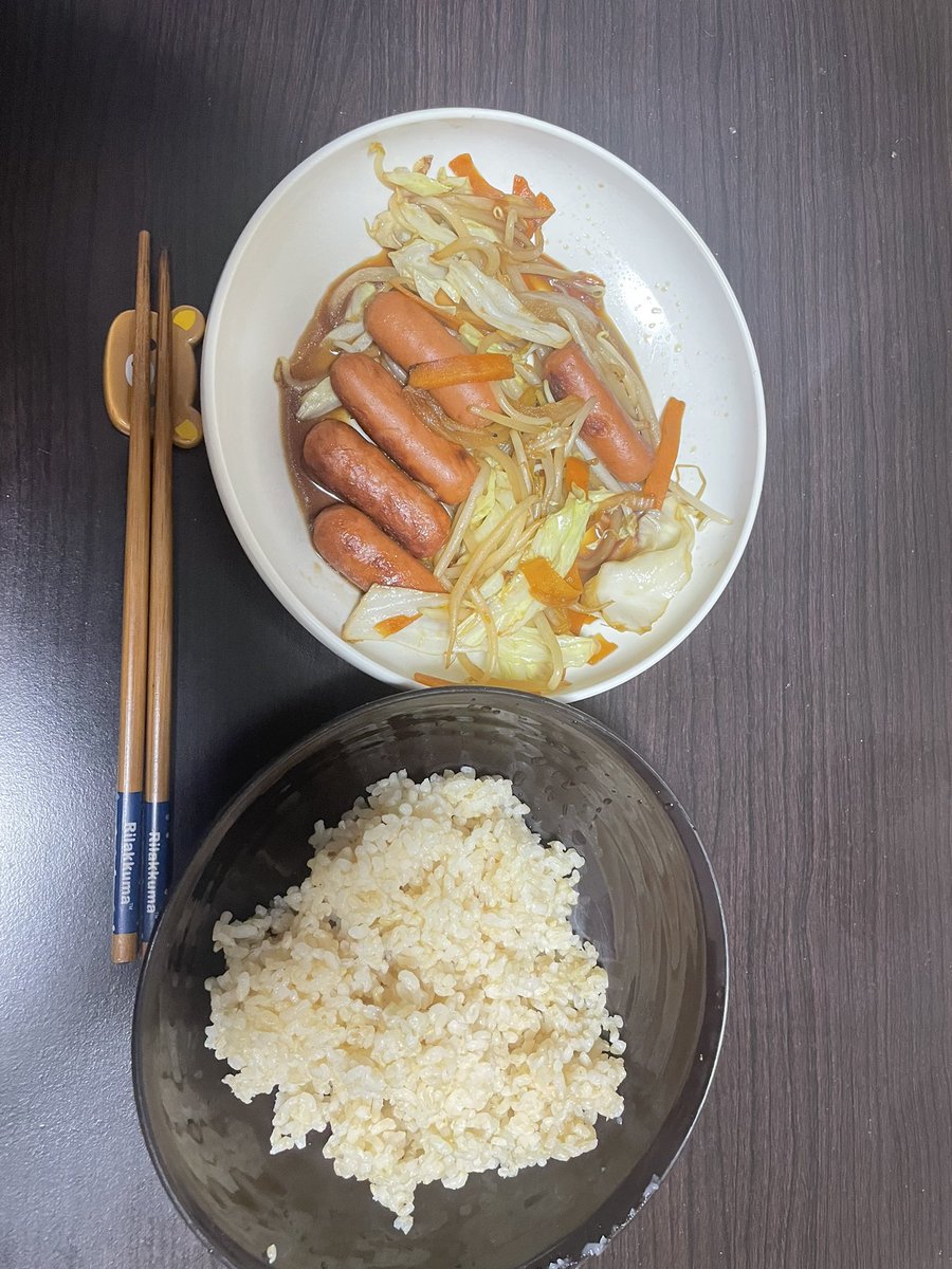 e_hot8's tweet photo. 今日の餌はもやし炒め。 https://t.co/LhbjJJnsnq