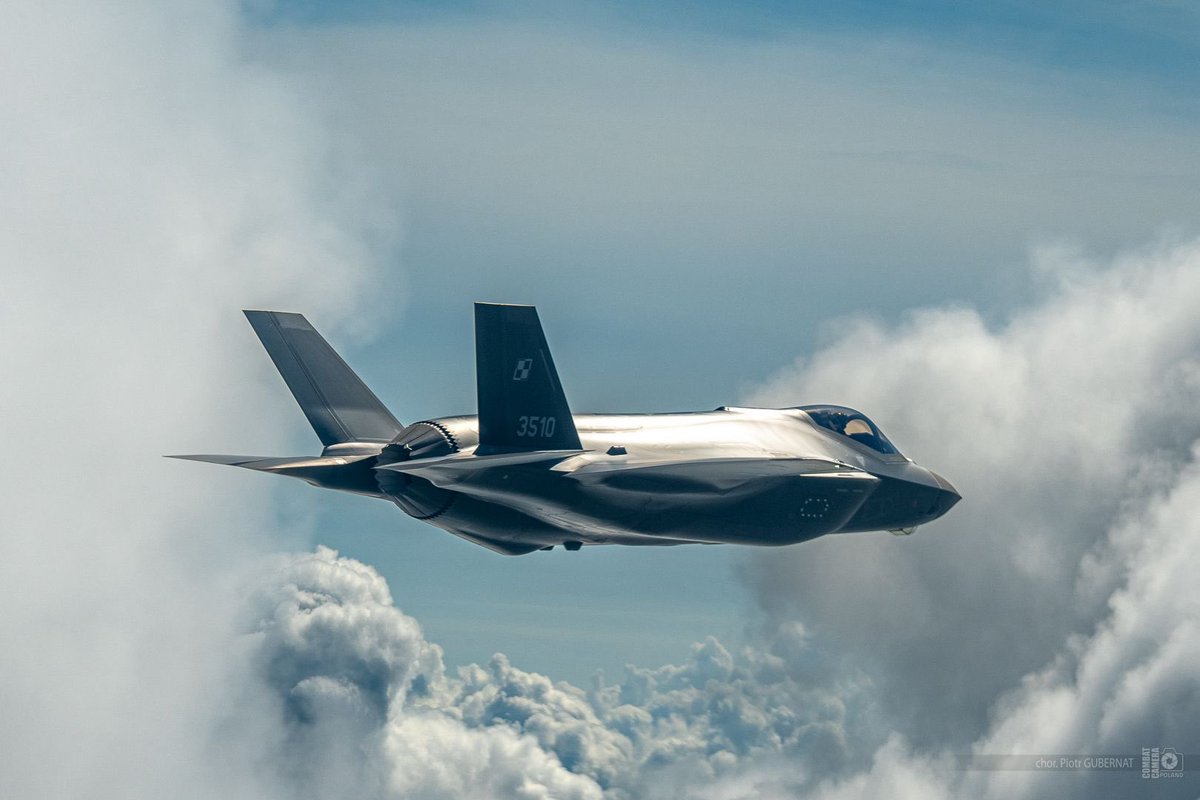 DGeneralneRSZ's tweet photo. Ceremonia chrztu i nadania imienia „Husarz” nowym samolotom F-35 Lightning II stała się symbolem wejścia polskiego lotnictwa w nową erę zdolności bojowych 🇵🇱.

✔️ Obecnie Polska dysponuje trzema samolotami F-35, a kolejne egzemplarze służą już w Stanach Zjednoczonych w ramach procesu szkolenia i przygotowania personelu. W najbliższych miesiącach następne maszyny trafią do 32 Bazy Lotnictwa Taktycznego w Łasku, a w przyszłym roku planowane jest dostarczenie kolejnych 12 egzemplarzy. Docelowo polskie Siły Powietrzne będą dysponować flotą 32 samolotów F-35 „Husarz”, które znacząco zwiększą potencjał obronny kraju i możliwości operacyjne polskiego lotnictwa ✈️.