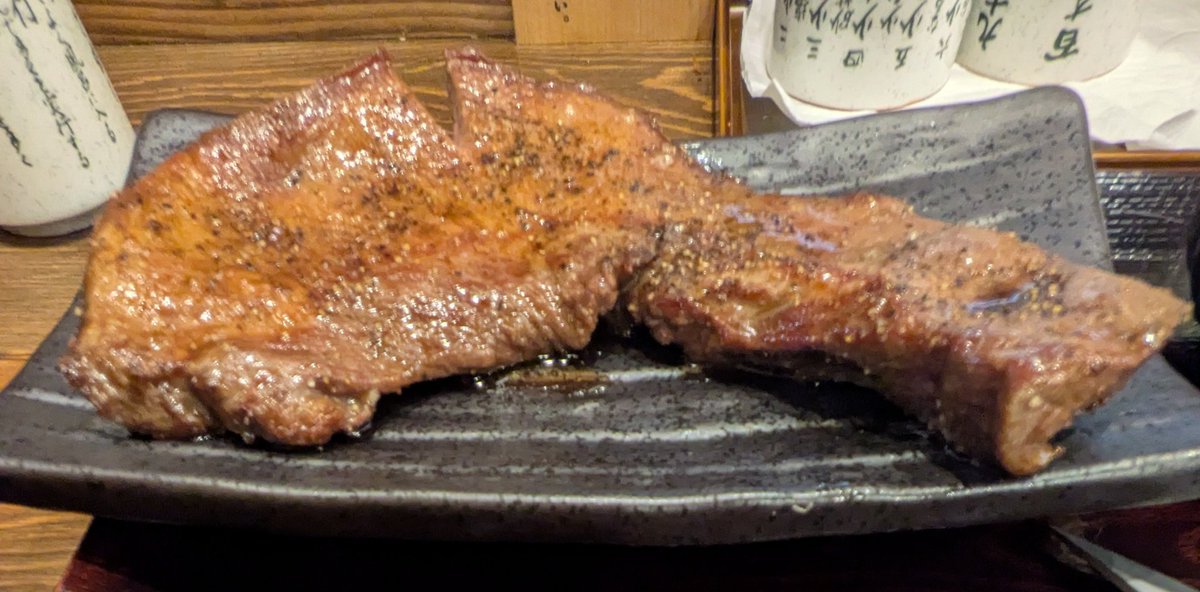 meal_log_'s tweet photo. 今日の夕食は久々のしんぱち食堂。
肉のメニューを見たら増えてる😵‍💫
『炭焼牛タンステーキ定食』を注文。
うおっ、デカい！　分厚い！
素晴らしい食べ応えだ😋
#しんぱち食堂 
#炭焼牛タンステーキ 
#牛タン https://t.co/uTzS1I2pwA