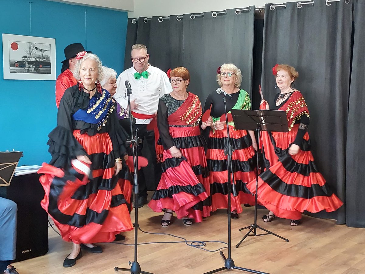 SeniorPlus2's tweet photo. 10 czerwca 2026 roku w Przystani Lipowa 15 odbyło się wyjątkowe wydarzenie muzyczne. Wokalną podróż w czasie zapewnił zespół „Wspomnień czar”, który na co dzień reprezentuje Miejski Klub Seniora Wielki Kack. 
https://t.co/hqdrvokiOW https://t.co/sa6CO2xoyv