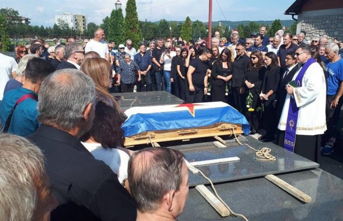 man_norwegian's tweet photo. "Rodila  me Ličanka,Hrvatica i to u Beogradu.Otac mi je Vojvođanin,oženjen sam Crnogorkom i rodila mi dvije kćeri. Sa Muslimanima sam odrastao u Tuzli.Hrvat sam,ali,moja zastava nije šahovnica,već zastava SFRJ"

Marijan Beneš
SFRJ i evropski prvak u boxu
sahranjen uz"Hej Sloveni" https://t.co/vnrLyhg9GG