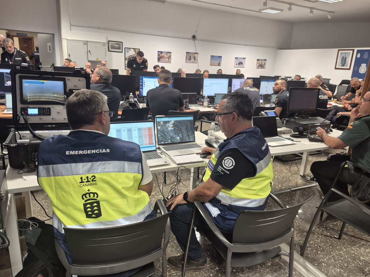 112canarias's tweet photo. @Pontifex @gesplansa @PoliciaLocalSC @CGPCanaria @guardiacivil @policia ➡️Efectivos del Grupo de Emergencias y Salvamento #GES y Unidad de Apoyo @gesplansa están en el punto de coordinación en la comisaría de policía

➡️También se han desplegado de forma preventiva los @BomberosTf,  agrupaciones de Protección Civil y  @CruzRojaProvTfe https://t.co/tZnSoGdn6H