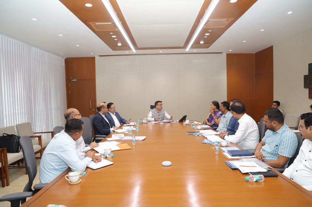 sanghaviharsh's tweet photo. Had a productive meeting with Mr. Dilip Oommen, CEO of @AMNSIndia (AM/NS India), and Mr. Amit Harlalka, CFO of AM/NS India.

Discussed opportunities to further strengthen Gujarat’s industrial growth, enhance the ease of doing business, and explore avenues for investment, innovation, and employment generation. Such collaborative engagements continue to reinforce Gujarat’s position as a preferred destination for world-class industries and sustainable economic development.