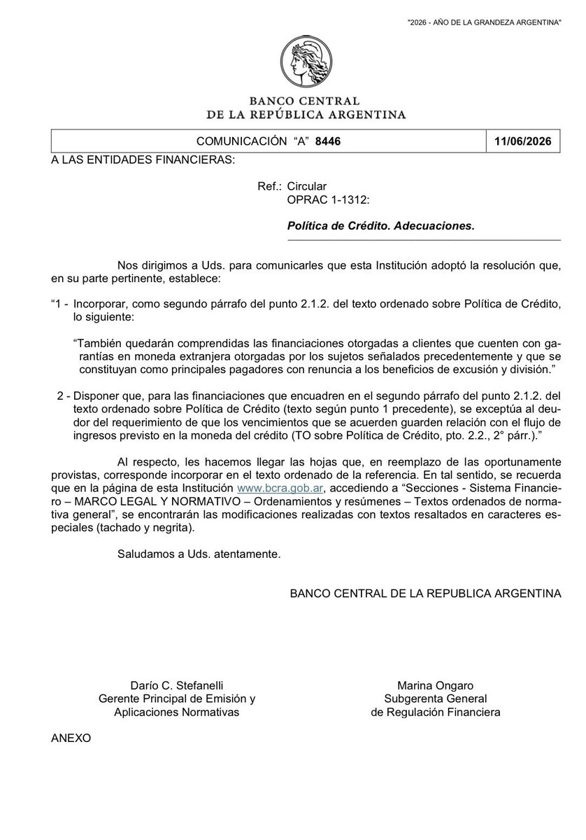 jpmarino79's tweet photo. 🚨🚨🚨 EL BCRA FLEXIBILIZA LOS CRÉDITOS EN DÓLARES PARA EMPRESAS NO EXPORTADORAS

🔹 A través de la Comunicación A8446, los bancos podrán prestar dólares provenientes de depósitos de ahorristas a compañías que no generan divisas.

🔹 Hasta ahora, esos fondos sólo podían destinarse a exportadores o a empresas vinculadas a la cadena exportadora para evitar descalces de moneda.

🔹 La novedad es que las firmas no exportadoras podrán acceder a estos préstamos si presentan garantías en dólares emitidas por empresas con flujos comprobables en moneda extranjera.

🔹 La medida fue impulsada por bancos nucleados en ADEBA, que reclamaban una mayor flexibilización del crédito en moneda dura.

🔹 Los mayores beneficiarios de la nueva normativa podrían ser empresas que trabajan para el mercado interno y que formen parte de holdings con negocios también orientados a la exportación.

🔹 El objetivo es ampliar el crédito en dólares sin comprometer la estabilidad del sistema financiero ni aumentar el riesgo cambiario.