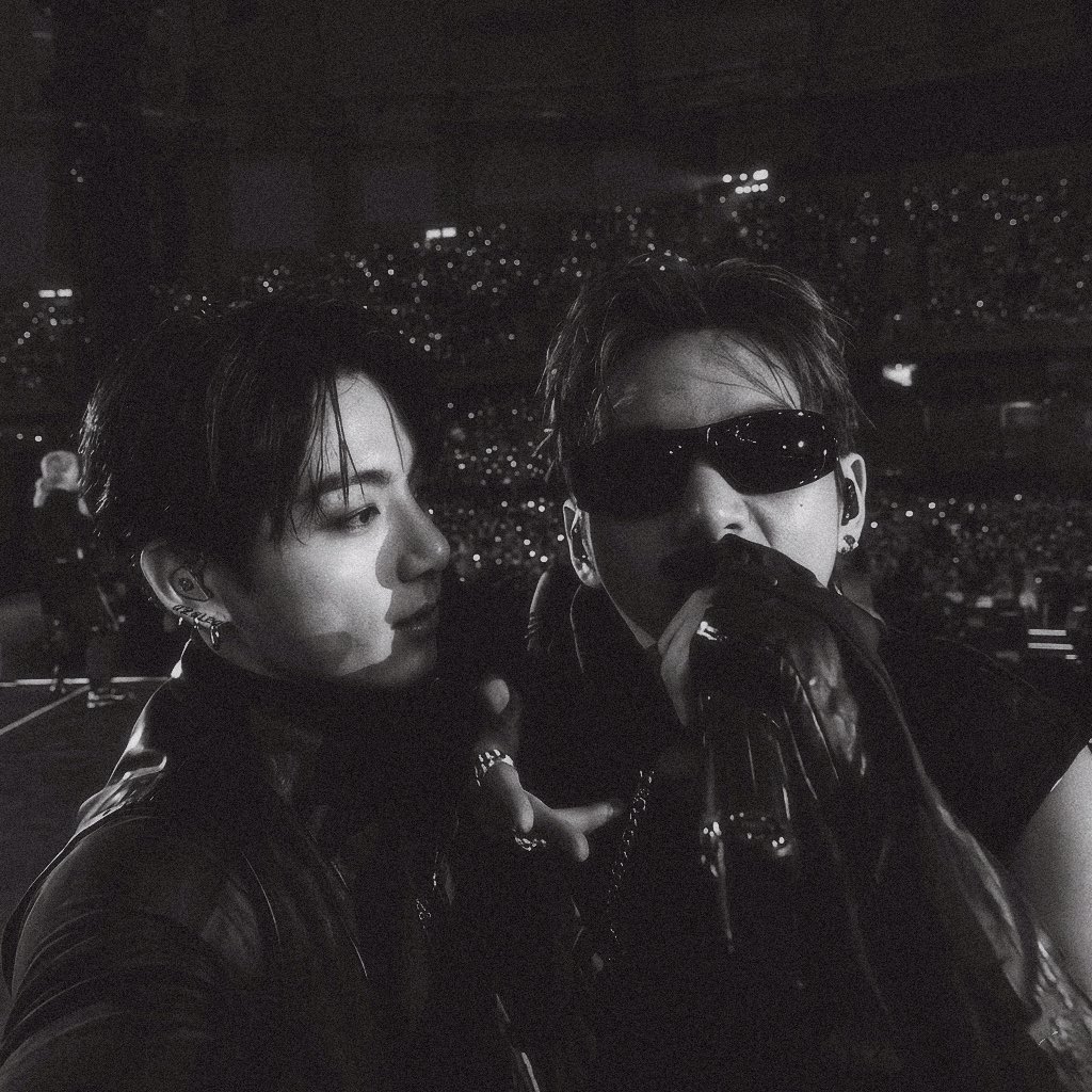 detailofkookv's tweet photo. they really own this moment 🖤 https://t.co/7TqXGDcA1o