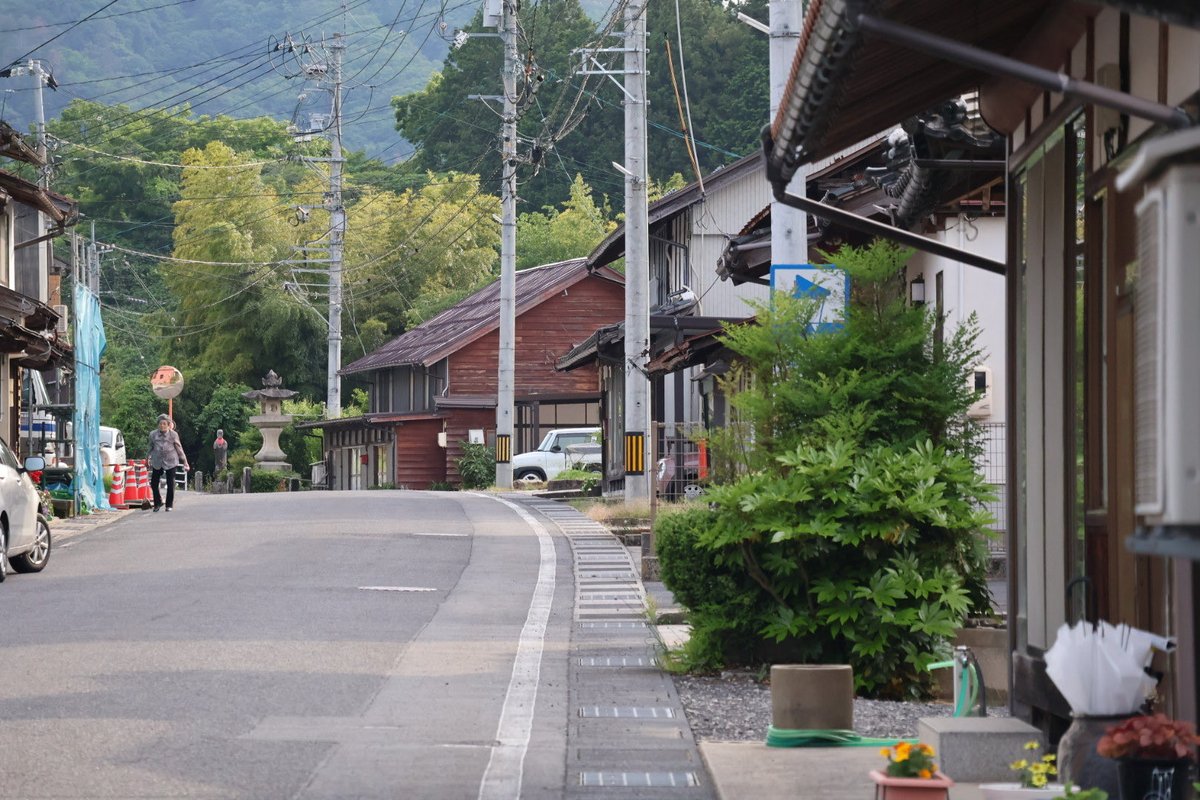 life8315's tweet photo. 奥出雲から安来市に入ってすぐの、山あいの集落を歩く

不意に現れた赤い車が、静かな風景のアクセントに

写真の順番どおりに、少しずつ奥へ https://t.co/zHFWihbYYD