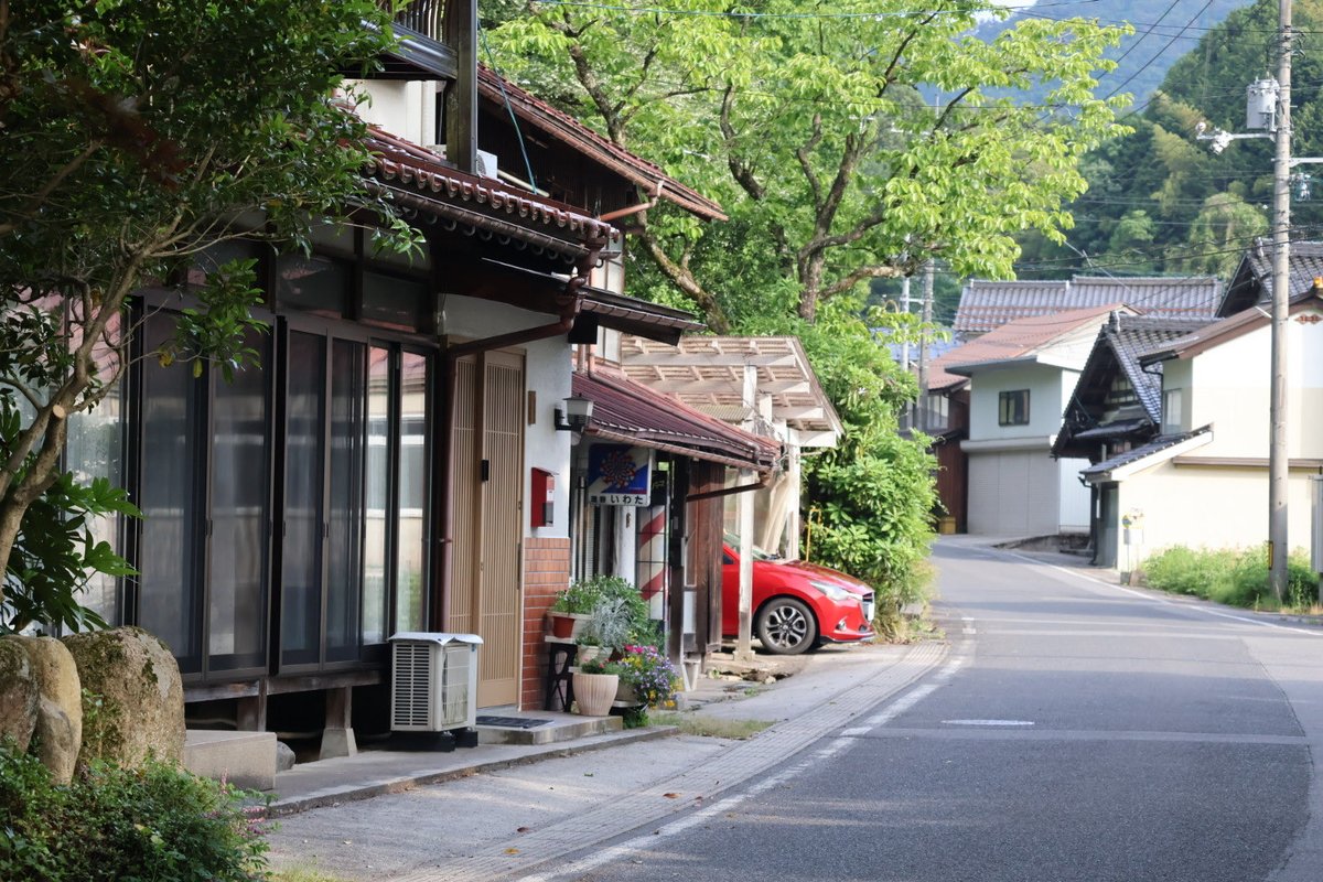 life8315's tweet photo. 奥出雲から安来市に入ってすぐの、山あいの集落を歩く

不意に現れた赤い車が、静かな風景のアクセントに

写真の順番どおりに、少しずつ奥へ https://t.co/zHFWihbYYD