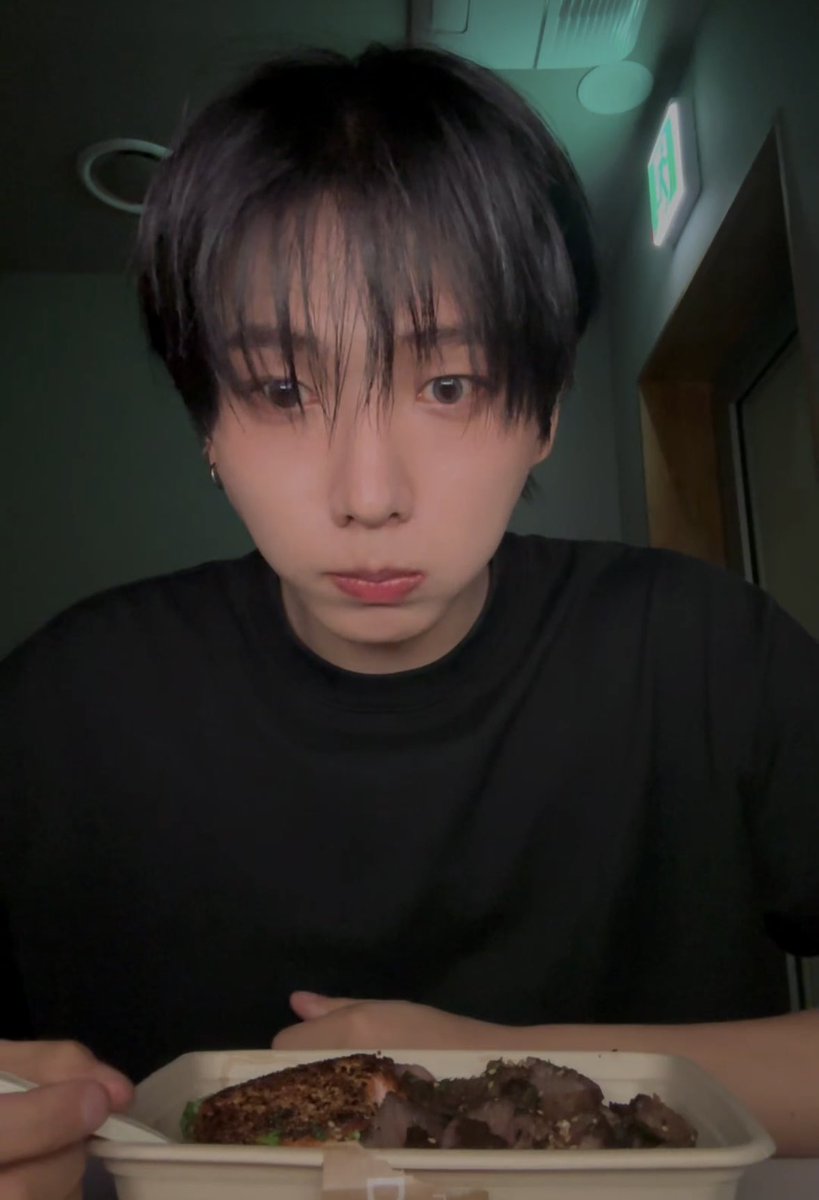 luvmjae's tweet photo. ละกินแบบน่ารักตาแป๋วมั่ก ! 🥹💘🤏🏻 น่ารักอะยิ่งใส่คอนแทคอีกนะ คือนิ่มานคอมโบตาแป๋วเลยยย กินข้าวแก้มตุ่ยๆ ㅠㅠㅠㅠ 🐶  เอ็นดูคับอ้วม🤲🏻🤲🏻 https://t.co/Antdq1CrKr