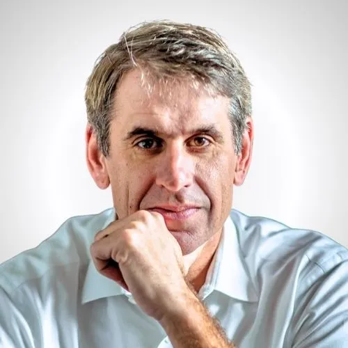 StockSavvyShay's tweet photo. Bill Gurley says $V &amp; $MA are “heavily threatened” by stablecoins because there is “zero reason” digital payments should still cost 2% to 3%.

USDC can move money in seconds for pennies while earning yield and stablecoins may modernize payments faster than the government can. https://t.co/3kl2TvH0sv