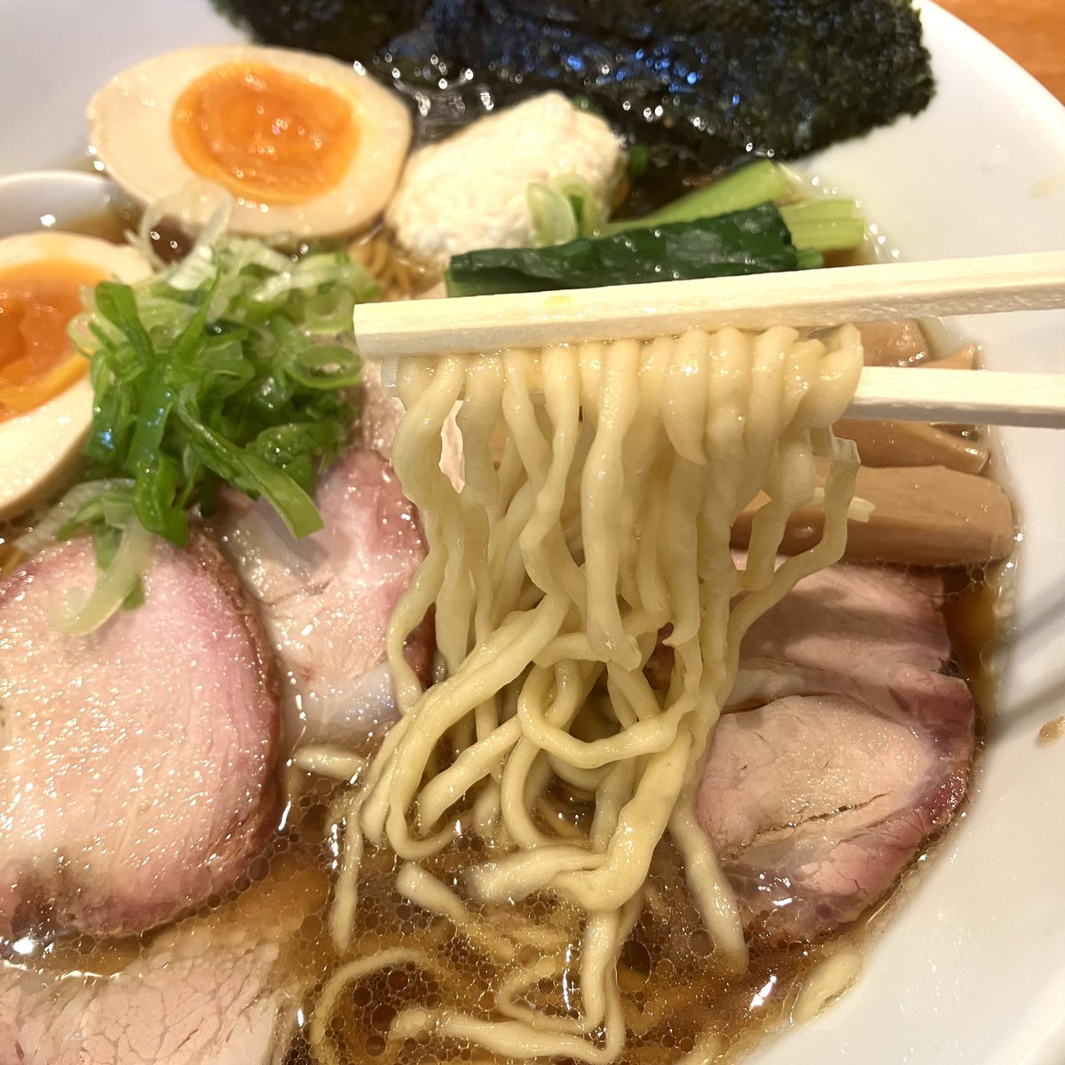 akagi2014's tweet photo. 麺処いち林@渋川
特製醤油そば(手もみ麺)

久しぶりにコチラでランチ。特製の豪華な盛り付けが魅力的。スープ、麺、具材の全てが文句無しの出来栄え。じっくりと味わいながら完食。本当に旨い。 https://t.co/YrnbRFPUwK