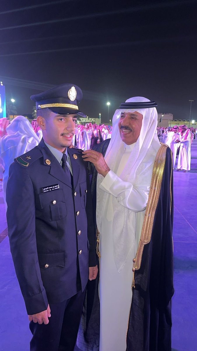 azizhadlaq2010's tweet photo. احتفل أستاذنا الكبير نائب رئيس تحرير جريدة الجزيرة الأستاذ محمد العبدي بتخرج ابنه سعود من كلية الملك خالد العسكرية بالحرس الوطني، وحصوله على رتبة ملازم. 👮‍♂️⭐️. 
تهانينا لأبي مشعل، والأسرة الكريمة، و الملازم سعود، ونشاركهم الفرحة، سائلين المولى عز وجل له التوفيق والسداد في خدمة الدين والوطن، وأن يكون النجاح حليفه في مسيرته المهنية، والارتقاء في سلم السلك العسكري والحصول على أعلى الرتب.