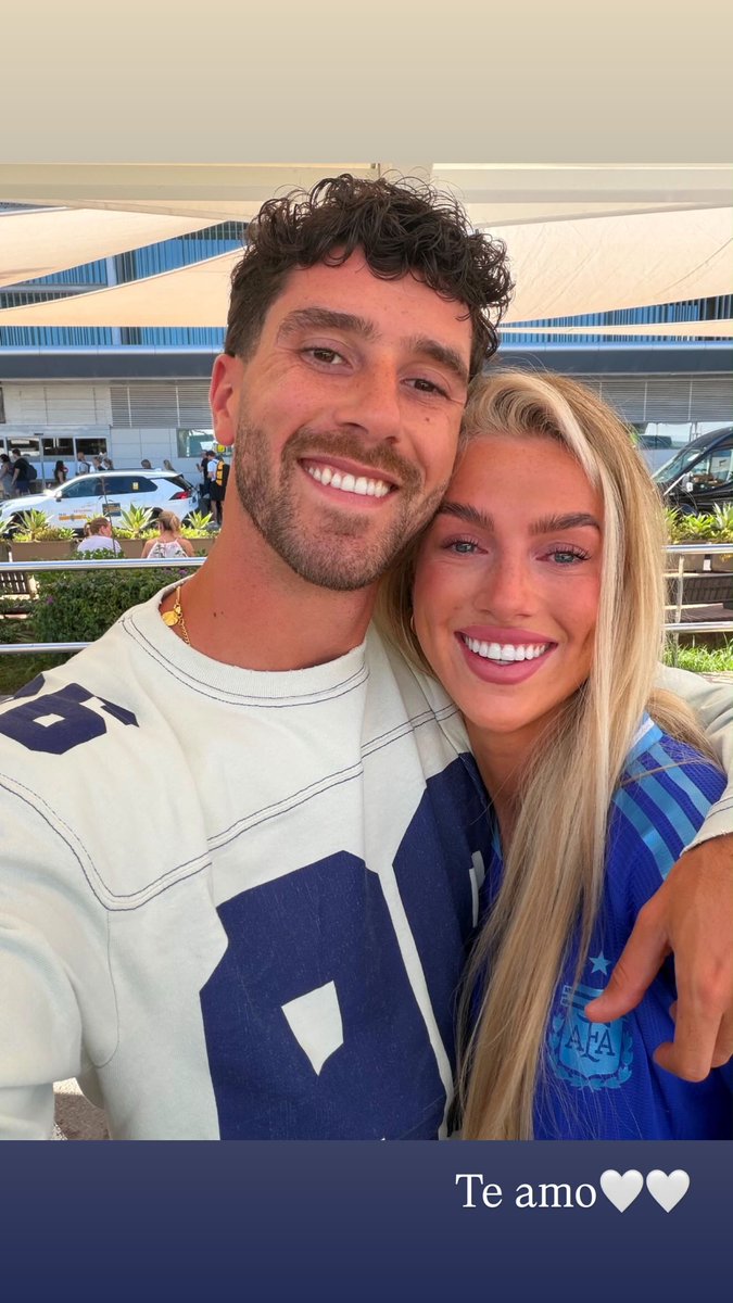 TyCSports's tweet photo. 🇦🇷😁 ¡SONRISA MUNDIALISTA!

La FELICIDAD de Senesi junto a su esposa, Kelci, tras la convocatoria a la #SelecciónArgentina en reemplazado de Balerdi.  #Mundial2026 https://t.co/2hnQfVdrXA