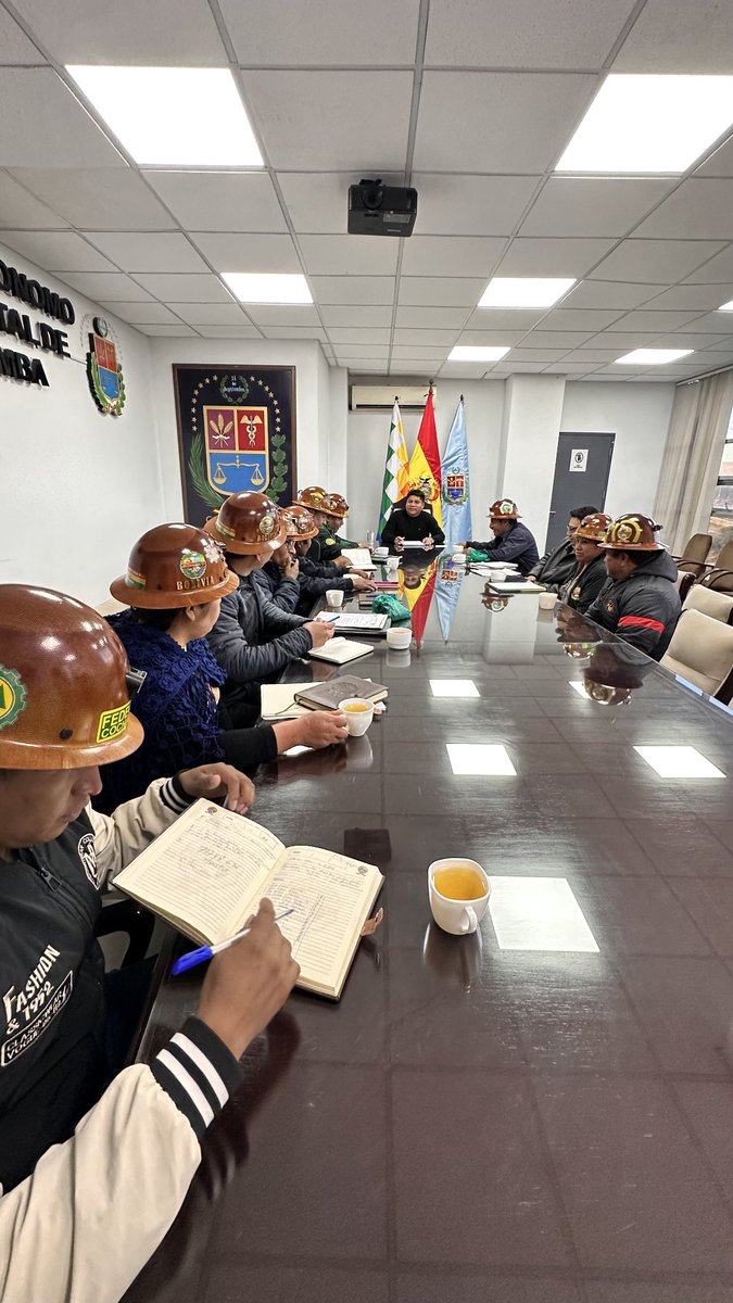 LeonardoLoza18's tweet photo. Sostenemos una reunión con los hermanos de FEDECOMIN para coordinar proyectos que fortalezcan al sector minero, un pilar fundamental para la generación de empleo y el desarrollo de #Cochabamba. https://t.co/2hPxgalTde