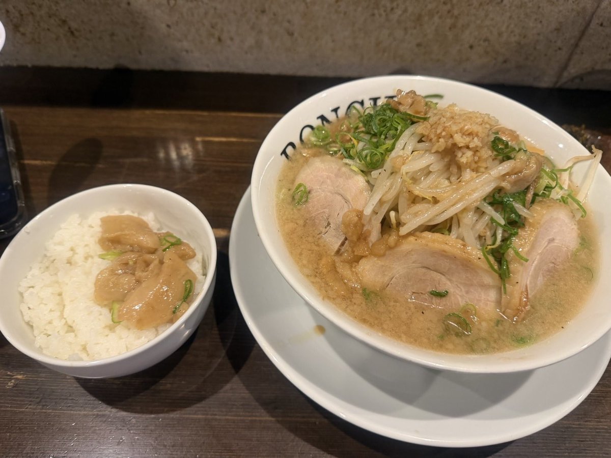 oempureleaf's tweet photo. 秩父市こっそり応援団❣️
本日のお店は麺屋BONCHI🍜

BONCHIちゃーしゅー麺に半ライス✨

半ライスに背脂をダイブ👍

美味しい一杯でした❣️

ご馳走様でした🤗

@BONCHI47292755 

#秩父
#ラーメン
#二郎系
#背脂 https://t.co/PAzgbmZtQ1