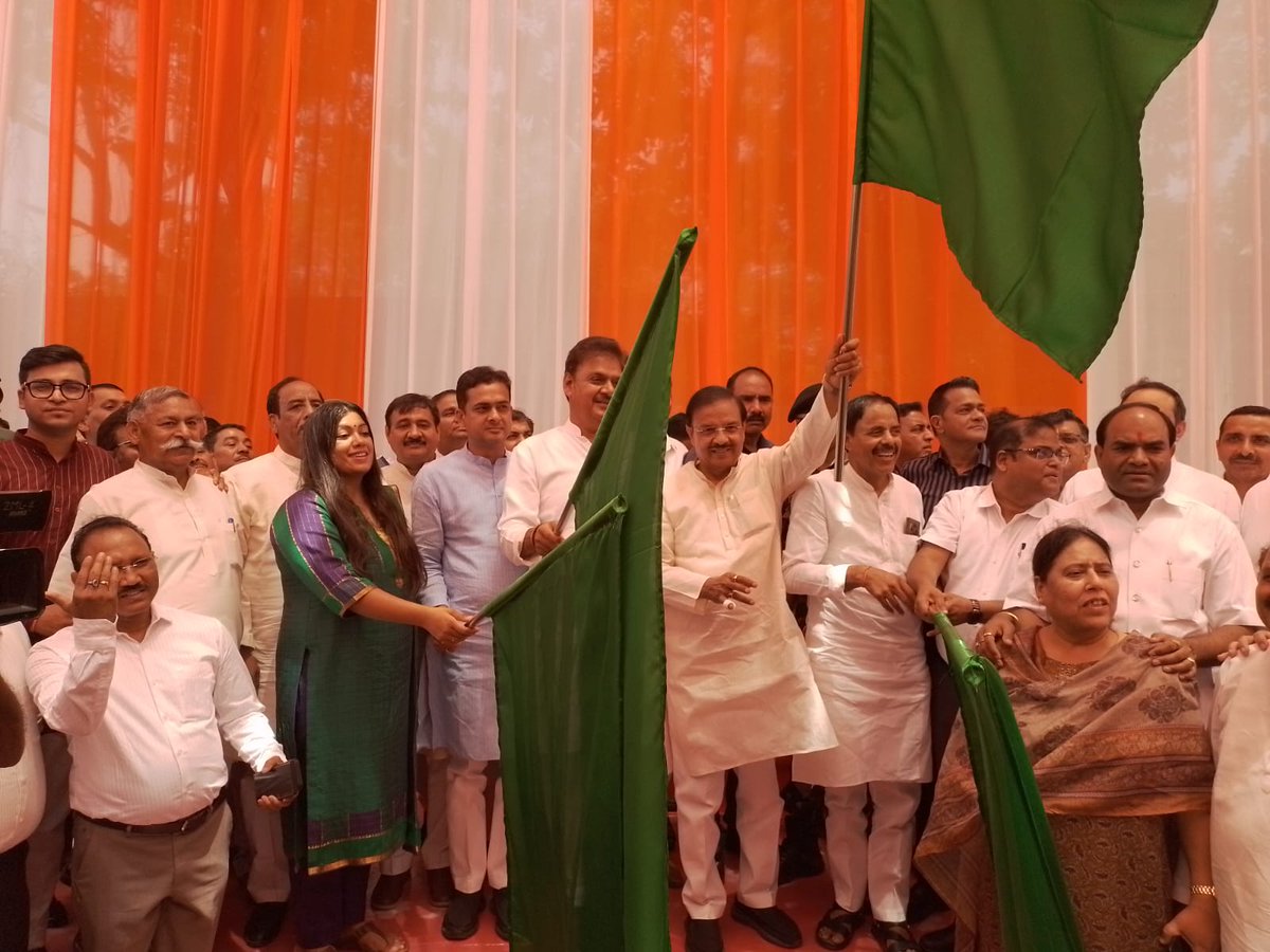MedhaRoopam's tweet photo. मा0मुख्यमंत्री जी उ0प्र0ने नोएडा,ग्रेटर नोएडा व यमुना प्राधिकरण क्षेत्र में नोएडा इंटरनेशनल एयरपोर्ट(जेवर) तक चलने वाली 45 इलेक्ट्रिक एवं 3हाइड्रोजन बसों का वर्चुअल फ्लैग ऑफ किया तथा नोएडा इलेक्ट्रिक बसडिपो का शुभारंभ किया। एयरपोर्ट एवं मेट्रो नेटवर्क को मिलेगी बेहतर कनेक्टिविटी। https://t.co/FIH8oKlviV