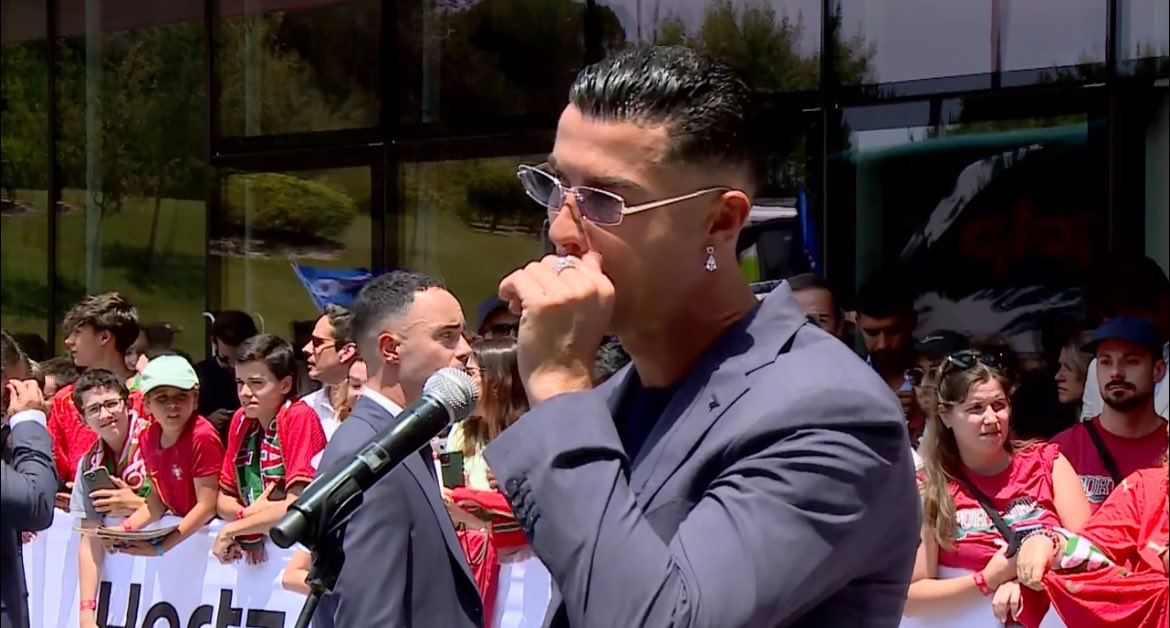 TimelineCR7's tweet photo. 🚨🇵🇹

CRISTIANO:

"I feel, as usual, very happy. We know it's a very special tournament, and we're going into it with a lot of hope. Physically, I'm fine. Aren't you watching the matches?" https://t.co/LstrKC6gEa