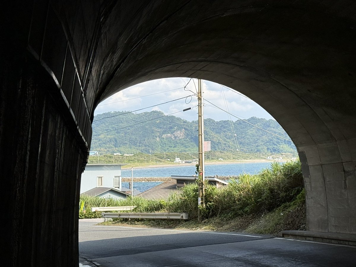 premyth1's tweet photo. 岩井海岸にやってきた。中学の部活の合宿で来た記憶が。何十年ぶりなんだろうか
遠浅で波も穏やか。良い海岸だなあ
岩井駅から電車で富浦駅に移動 https://t.co/tFVDnGIlbs