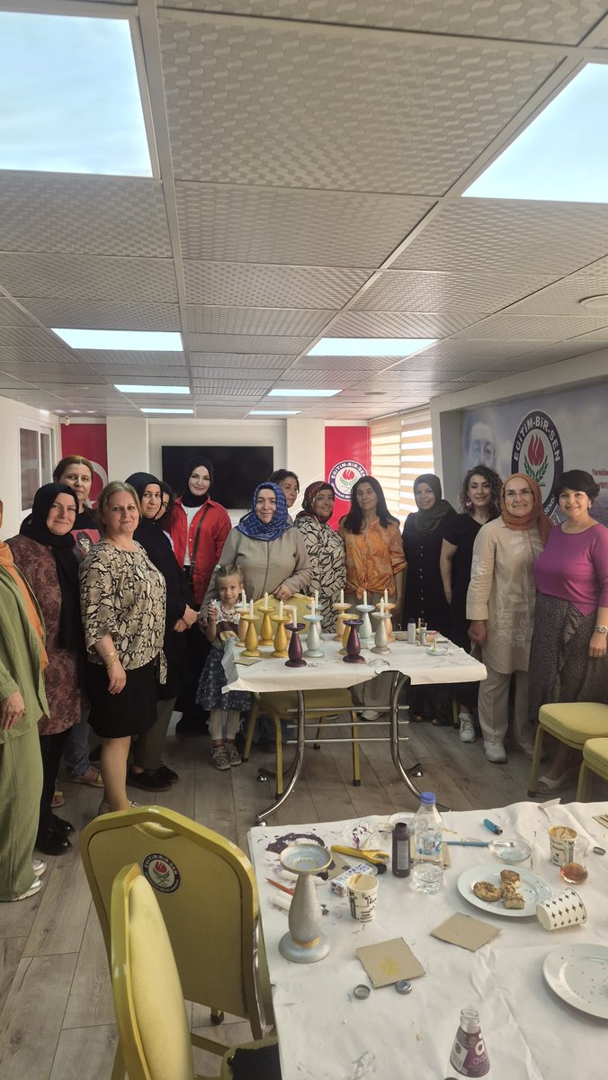 aydinebska67988's tweet photo. 🌿✨ Cam Boyama Atölyemizi yoğun katılımla ve büyük bir keyifle tamamladık. @fatihefe09 @Sdka_Aydin @necdogan @alialpaybars @ebsaydin1 @ebskad https://t.co/I1fMikWWQC