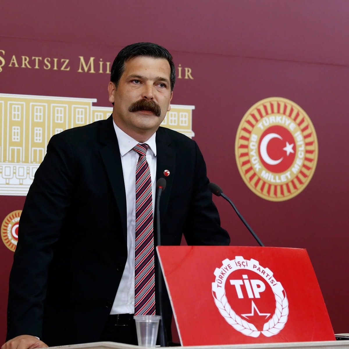RudawTurkce's tweet photo. DEM Parti'li Sırrı Sakık, TİP Genel Başkanı Erkan Baş'a sert sözlerle tepki gösterdi:

"Cumhurbaşkanlığına aday olacak kişilerin Türkçenin yanında Kürtçe bilmeleri de bir tercih sebebi olmalıyken, 'anadili Kürtçe olan bir adayı desteklemem' demek, bizim on yıllardır mücadele ettiğimiz ayrımcı zihniyetin başka bir ifadesidir. 

Böylesi bir ölçü, kendisini solda tanımlayanlardan değil, milliyetçi ve ırkçı siyasetten beklenir. 

Daha da vahimi, bu sözlerin DEM Parti ile ittifak yaparak Meclis’e gelen bir partinin genel başkanı tarafından dile getirilmesidir."