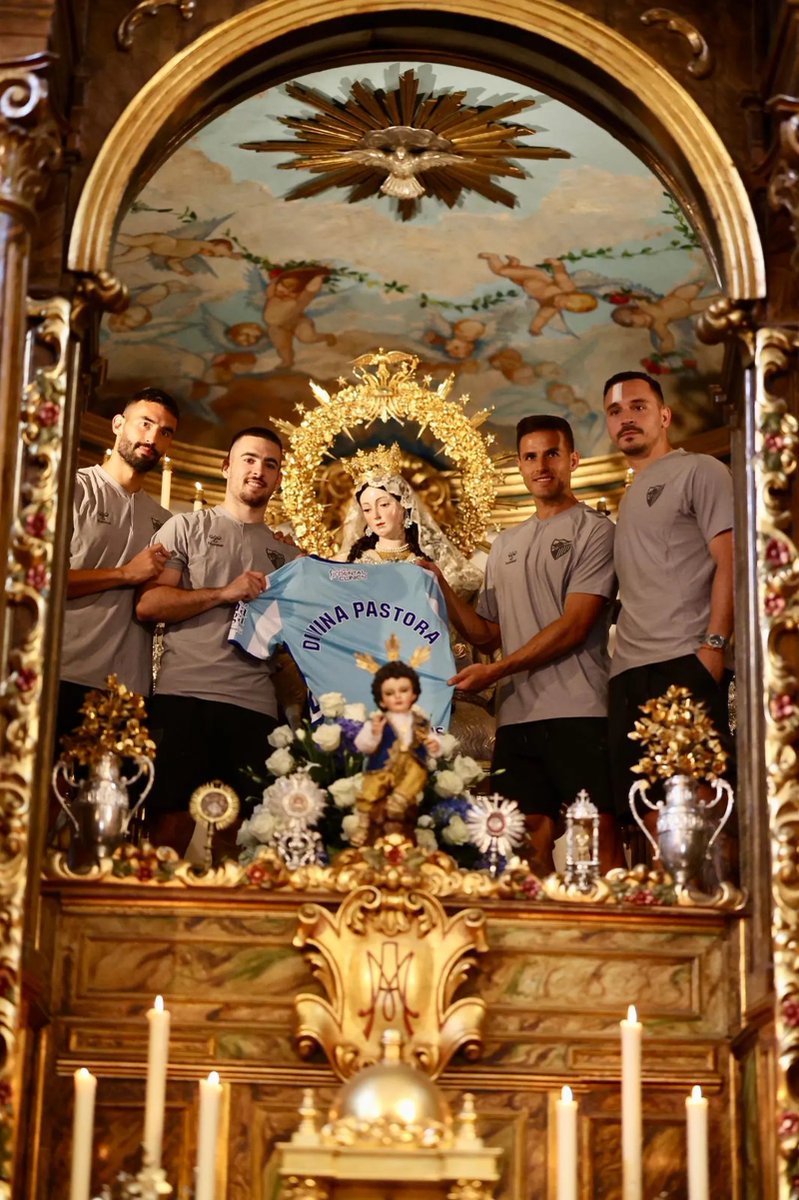 DivinaPastora's tweet photo. 💙🩵🤍 Antes de La Rosaleda, Capuchinos.

Este sábado 13 de junio abrimos de forma extraordinaria el camarín de la #PatronadelDeporte, en la víspera de la final por el ascenso que el @MalagaCF disputará en La Rosaleda.

⚽️ Los malaguistas podrán visitar a la Virgen de 13.00 a 17.30 horas para encomendar al equipo, a la afición y a toda Málaga antes de los días decisivos.

La camiseta ofrecida por la plantilla al inicio de la temporada será colocada a los pies de la #DivinaPastora, donde la depositaron los capitanes malaguistas el pasado 10 de agosto.

🎽 Ven con tu camiseta o bufanda blanquiazul: podrán ser pasadas por el manto de la Patrona del Deporte.

Y después, quédate en Capuchinos para vivir la previa malaguista en la Verbena Pastoreña:

📍 Plaza de Capuchinos
🥘 Paella a 1 euro
🍹 Copas a 4€ hasta las 18.30
🎶 Música en directo desde las 18.00
🕛 Fiesta hasta las 24.00

🔗 Toda la información:
https://t.co/3ppR8nFdVI

Antes de La Rosaleda, visita a la Patrona del Deporte.