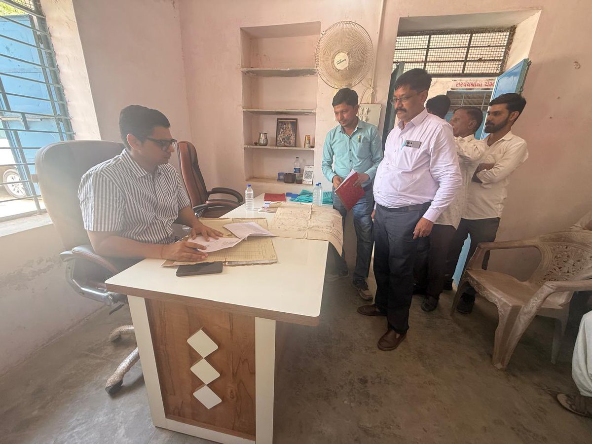 CollectorBK's tweet photo. કલેકટરશ્રી મિહિર પટેલ દ્વારા ડીસા તાલુકાના ફતેપુરા - ધરપડા ગામની મુલાકાત લઇ, ગ્રામજનો તથા શાળાના વિદ્યાર્થીઓ સાથે સંવાદ સાધી તલાટીશ્રીના સામાન્ય દફતર તપાસણી કરી, વિવિધ રેકર્ડ-રજીસ્ટરોની ચકાસણી કરી તલાટીશ્રીને જરૂરી સૂચન કરી માર્ગદર્શન પૂરું પાડ્યું. @CMOGuj @revenuegujarat https://t.co/S4Y3iKodbF