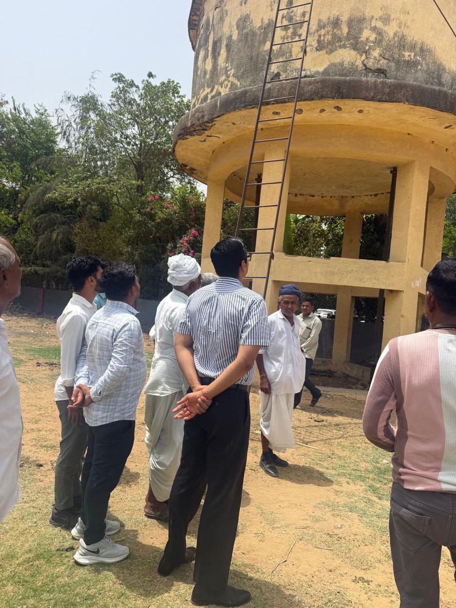 CollectorBK's tweet photo. કલેકટરશ્રી મિહિર પટેલ દ્વારા ડીસા તાલુકાના ફતેપુરા - ધરપડા ગામની મુલાકાત લઇ, ગ્રામજનો તથા શાળાના વિદ્યાર્થીઓ સાથે સંવાદ સાધી તલાટીશ્રીના સામાન્ય દફતર તપાસણી કરી, વિવિધ રેકર્ડ-રજીસ્ટરોની ચકાસણી કરી તલાટીશ્રીને જરૂરી સૂચન કરી માર્ગદર્શન પૂરું પાડ્યું. @CMOGuj @revenuegujarat https://t.co/S4Y3iKodbF