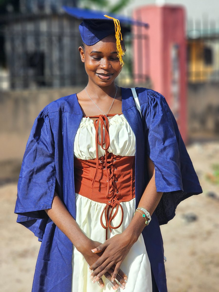 SweetIjeomaaaa's tweet photo. @mydearenomfon Last month, I graduated with a Second Class(Upper Divisions) of 4.22.
Had a GPA of 5.0 in my final semester in school, and a Licenced Science Laboratory Technologist. https://t.co/ZeU6dfUHmq