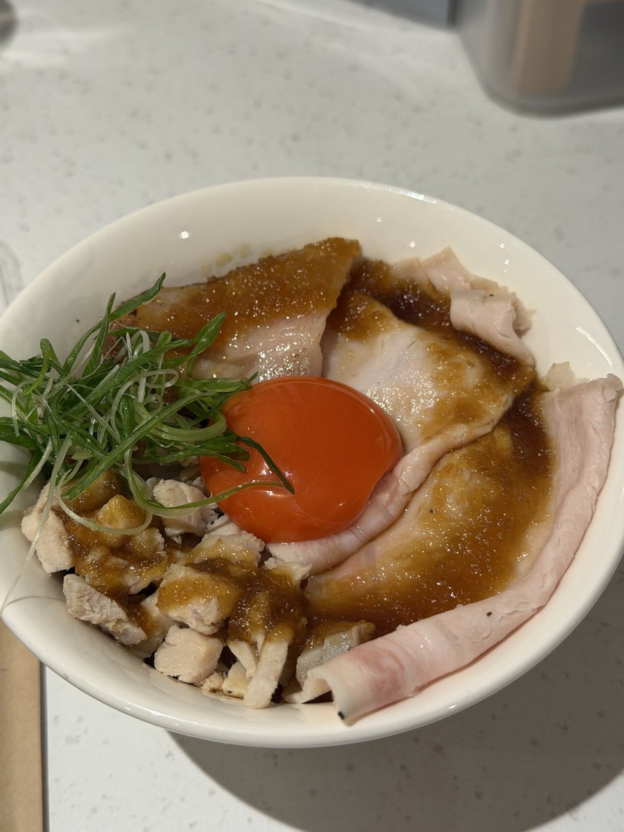 SugarWarehouse's tweet photo. @ramenkudou 鶏白湯特製鶏そば、豚チャーシュー丼、
きのこの和え玉
全部美味しかったです。 https://t.co/8pR3PUv2Yq
