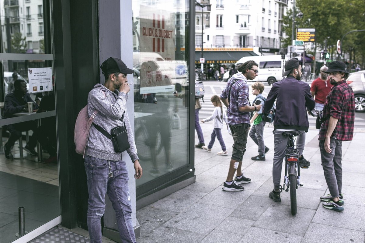 humanite_fr's tweet photo. De Barbès à la porte de Clignancourt, les espoirs malmenés des vendeurs de cigarettes algériens 

➡️ https://t.co/GSNFOmrb5d https://t.co/iYm9wUQLKk