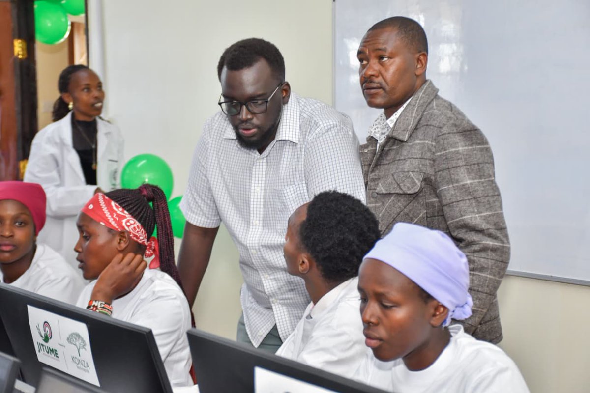 WhoIsWinner_Ke's tweet photo. Celebrating graduates today who have taken their first steps into the digital world! Thanks to the Jitume Digital Programme, these individuals are now equipped with skills that will help them thrive in various industries. #JitumeOlKalou
Jitume Digital Programme 
Olkalou TVC https://t.co/F6I2U4V8jt