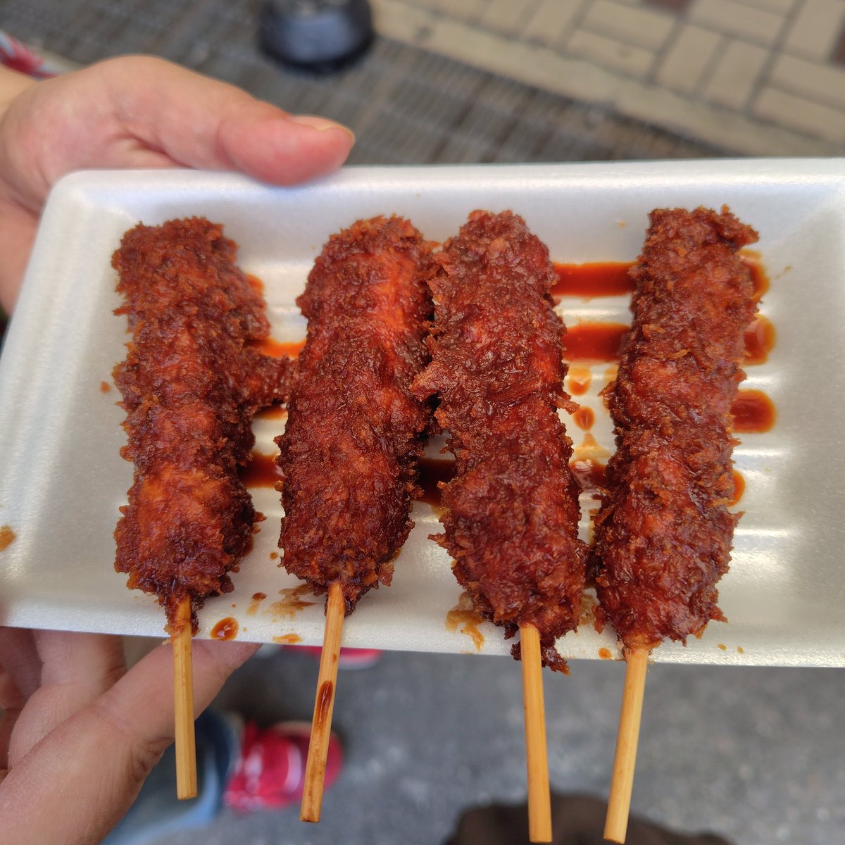sato_gon's tweet photo. 本日は、大須で食べ歩き😊
みんな茶色😁
鰻のおにぎり、昔ながらの矢場とんの味噌串かつ、大須ごへい餅のくるみ味噌の五平餅😊
美味しゅうございました😊 https://t.co/MG3DULC7G2