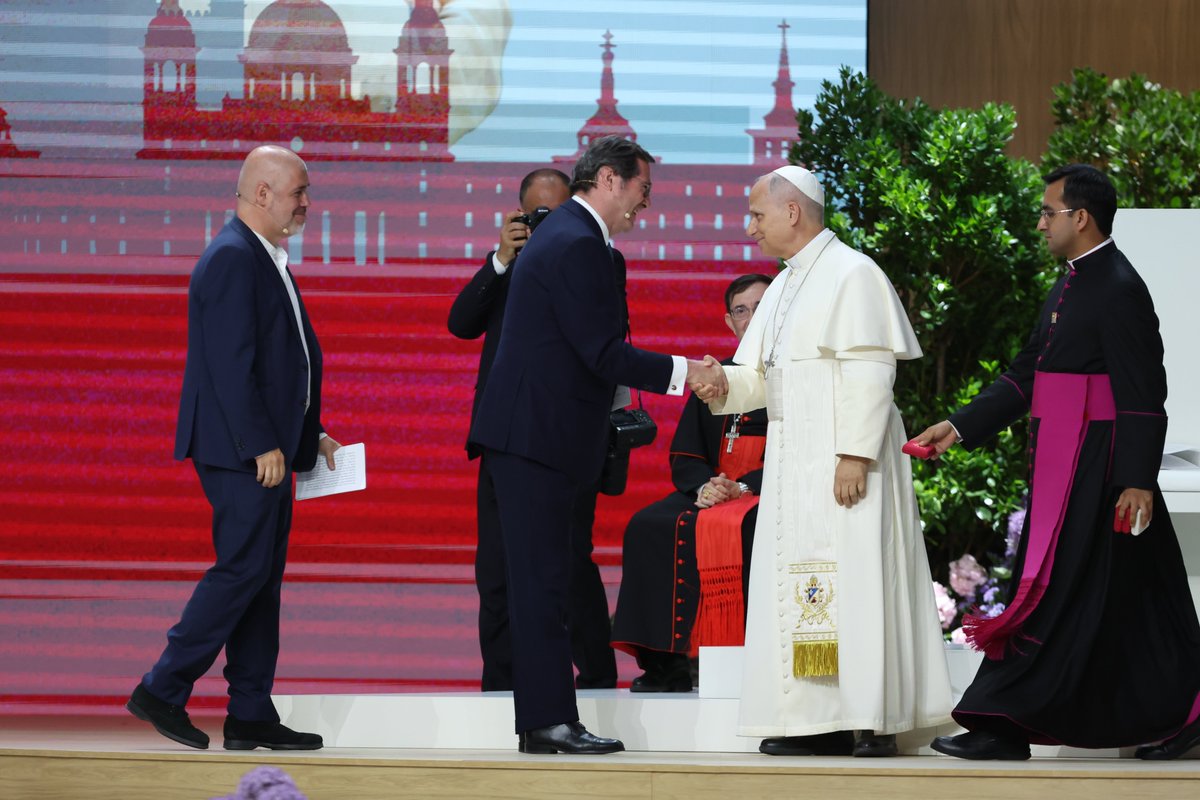 agaramendil's tweet photo. Hoy culmina la visita del Papa León XIV @Pontifex Su mensaje de escucha y respeto conecta con una de las mayores fortalezas de España: la capacidad de dialogar

Frente al ruido y la polarización, conviene recordar una idea sencilla: alzad la mirada🕊️

✍https://t.co/3QZ8aEooNK https://t.co/w6wnbpdusk